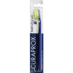 Eine Zahnbürste in einer blauen Verpackung mit der Aufschrift "Curaprox".